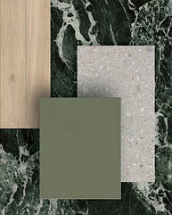 Спокійне оздоблення RESIN LOOK DARK GREEN повторює тон задньої стіни з VERDE AVER. Зелень поєднується з різними матеріалами, такими як STONE LOOK CEPPO DI GRÉ та ефект дерева OLTRE, покладений візерунком «ялинка».