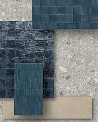 Різні формати CROGIOLO RICE 15x15 та 5x15 см поєднуються з їх нерівною та блискучою поверхнею у варіанті BLUE та BLOSSOM DECOR як покриття разом з плитами GRANDE RESIN LOOK BEIGE. Плити GRANDE STONE LOOK CEPPO DI GRÉ GREY на підлозі.