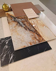 У нас в AQUAFASHION є різні пропозиції в наявності якісной плитки з ефектом мармуру, плитка маленьких та великих форматів та з різними ефектами поверхні. Дзвоніть та замовляйте послуги нашого стиліста ванних кімнат для отримання поради в виборі!