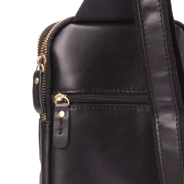 Фото рюкзак шкіряний на одне плече чорний арт.00136 Фото рюкзак шкіряний на одне плече чорний арт.00136