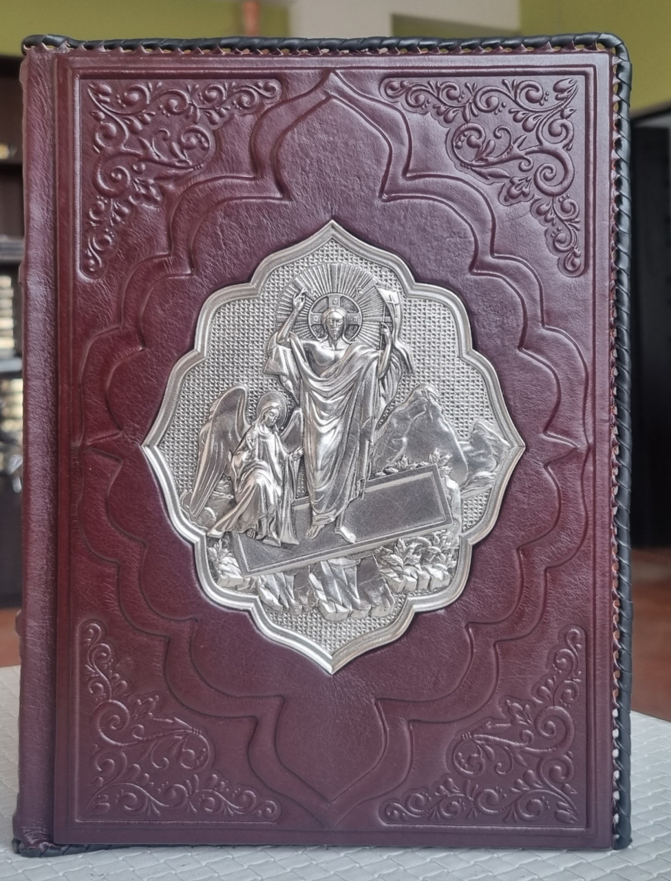 Книга Біблія (Святе Письмо)оклад шкіра, накладка Воскресіння Христове сріблення, ручне плетіння,розмір 19*26