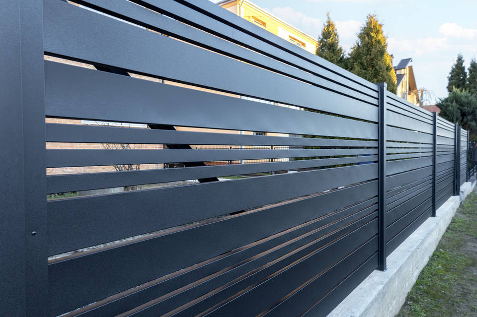 Паркан «ранчо»: мінімалізм ліній, продуманість конструкції, комфорт щодня