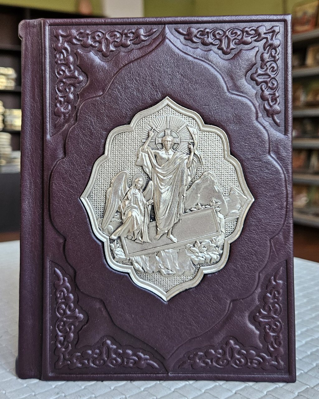 Книга Святе Євангеліє требне в шкіряній палітурці слов'янською мовою, накладка Воскресіння сріблення 12×18,