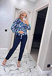 Літній жіночий костюм брючний темно синій з блузою в квіточку костюм з облягаючими брюками і вільної блузкою, фото 7
