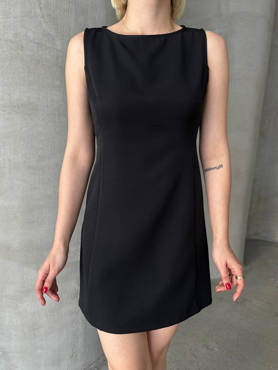 Чорна базова однотонна коротка жіноча літня міні сукня з костюмки напівприлеглого силуету, фото 1
