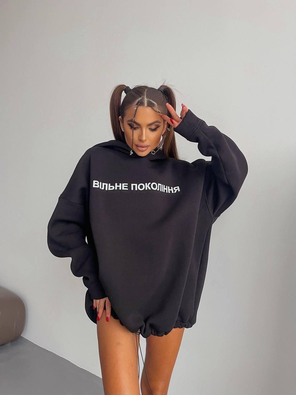 Жіноче подовжене худі широке з тринитки на флісі з капюшоном і написом (р. 42-54) 3043353, фото 1