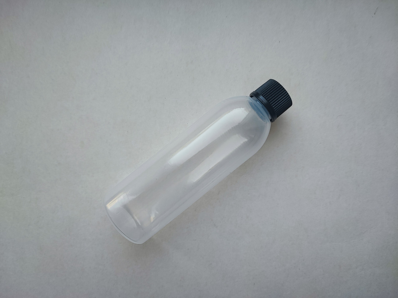 100 мл м'який П/П поліпропілен НАПІВПРОЗОРИЙ Круглий з чорною ребристою кришкою 18 мм, флакон, ємність, пластиковий