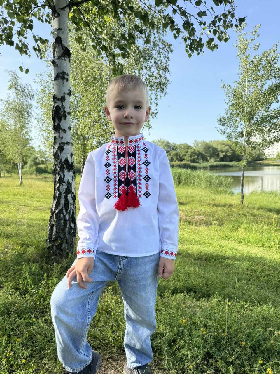 Сорочка вишиванка дитяча для хлопчика в білому кольорі гарною вишивкою гладь. Розміри від 134 до 152