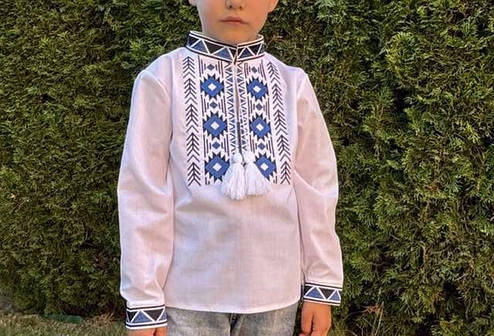Вишита сорочка дитяча для хлопчика в білому кольорі, вишивка гладь чорно-синього кольору. Розміри від 128 до 152, фото 3