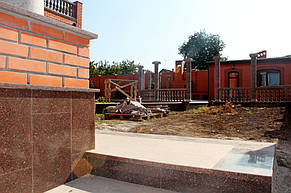 Цоколь, веранды, отмостка и входные группы из гранита (Одесса) 9