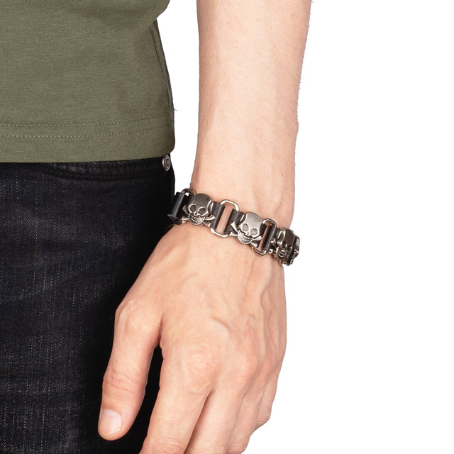 Браслет на руку шкіряний з металевими черепами чорний арт.00180