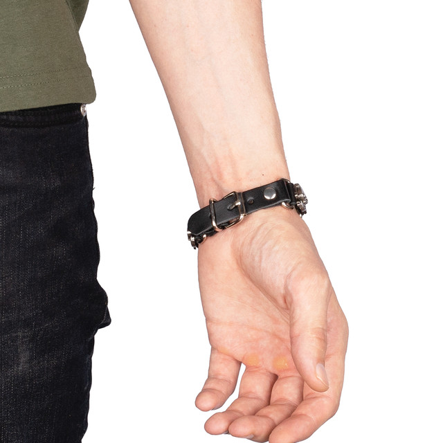 Браслет на руку шкіряний з металевими черепами чорний арт.00180