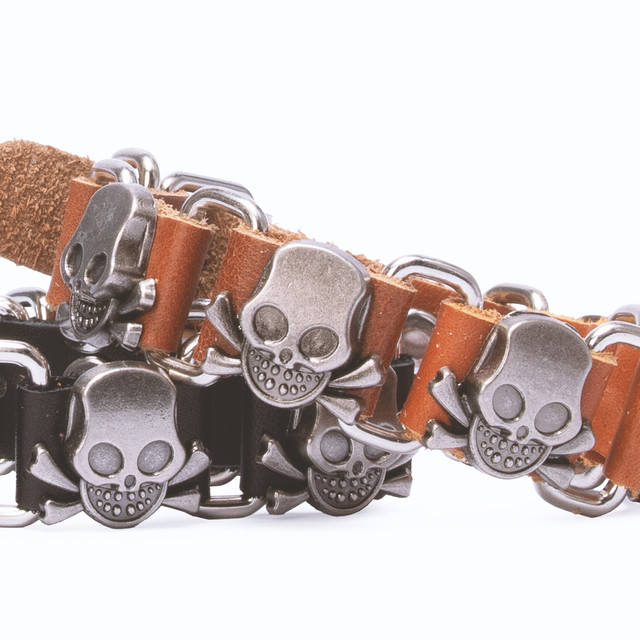 Браслет на руку шкіряний з металевими черепами чорний арт.00180