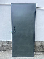 Надійні вхідні двері з металу для дому та дачі