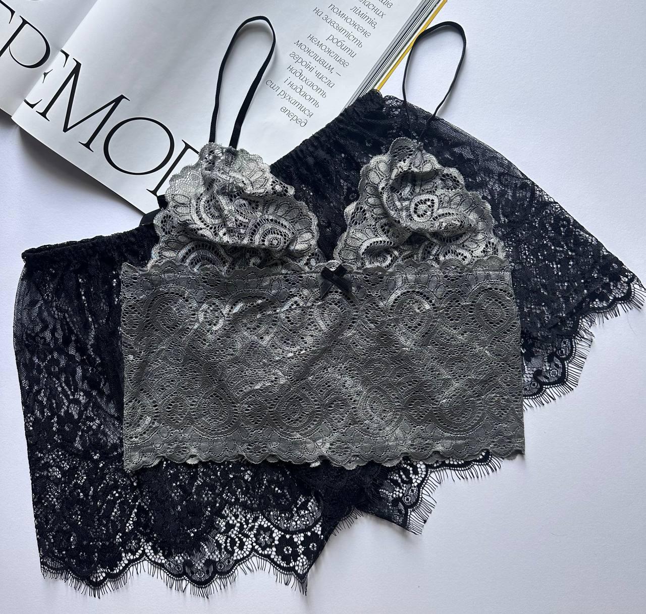 Бюстгальтер і мереживні шорти.