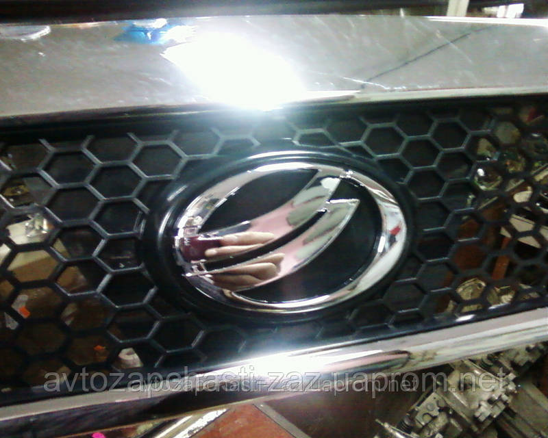 Решітка радіатора в складанні на ZAZ LANOS. У наявності