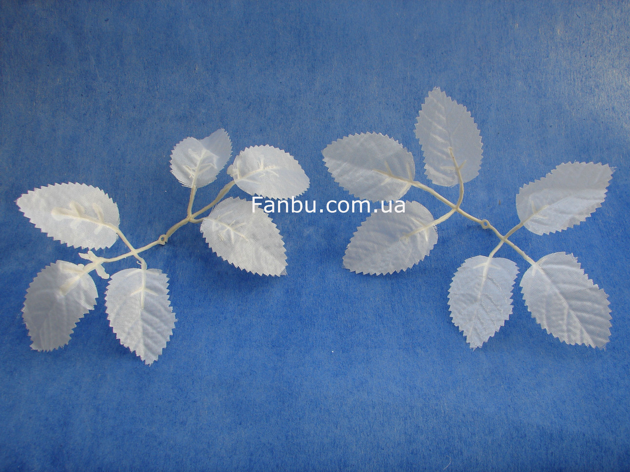 Искусственные белые листья розы, на 1 розетке 6 листочков - фото 2 - id-p432843149