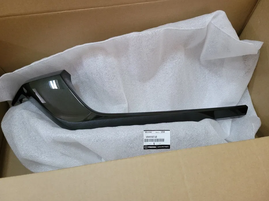 Молдинг решітки радіатора правий Mazda: CX-50 2023-, VA40507J0