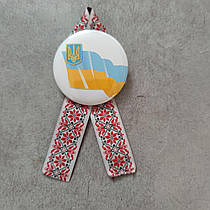 Значок з символікою України та стрічкою Вишиванка