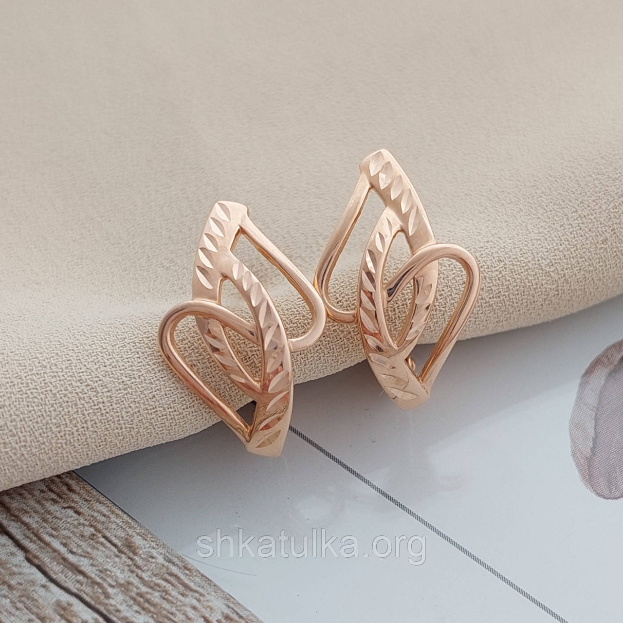 Сережки із золота з орнаментом без каменів класика 2.46