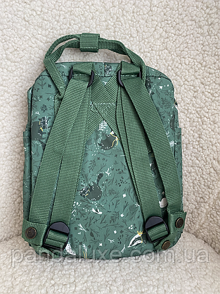 Рюкзак маленький канкен Fjallraven Kanken Mini 7л зелений з єнотами, фото 4