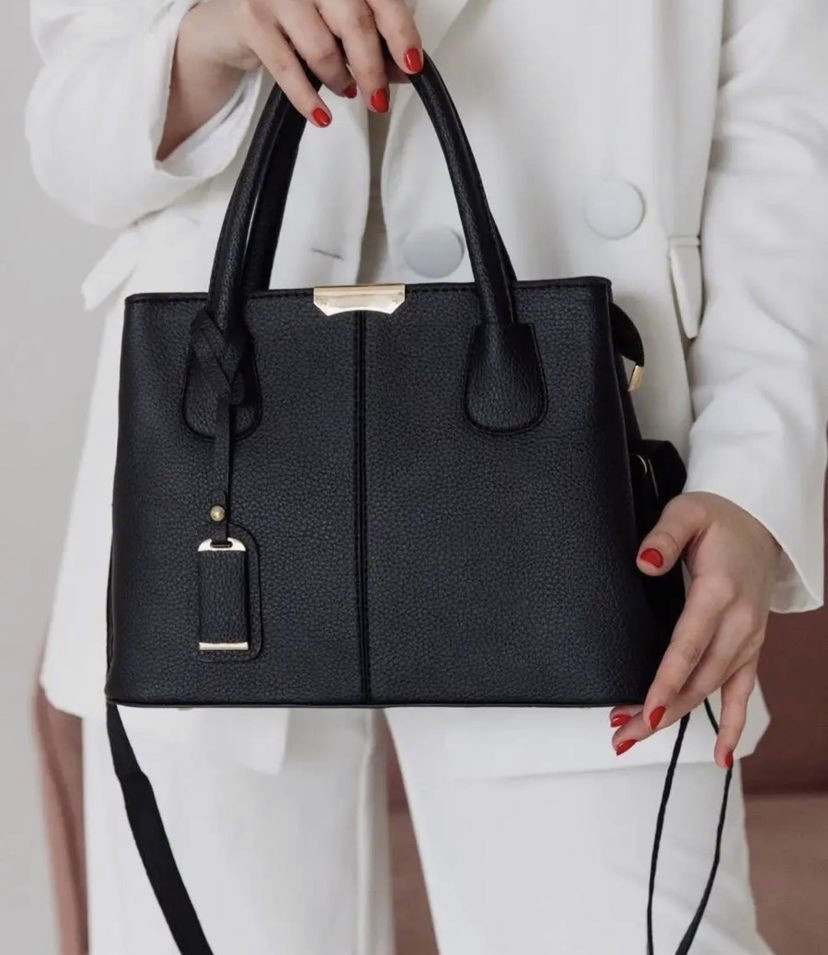 Уцінка Жіноча сумка чорна класична з брелоком, фото 1