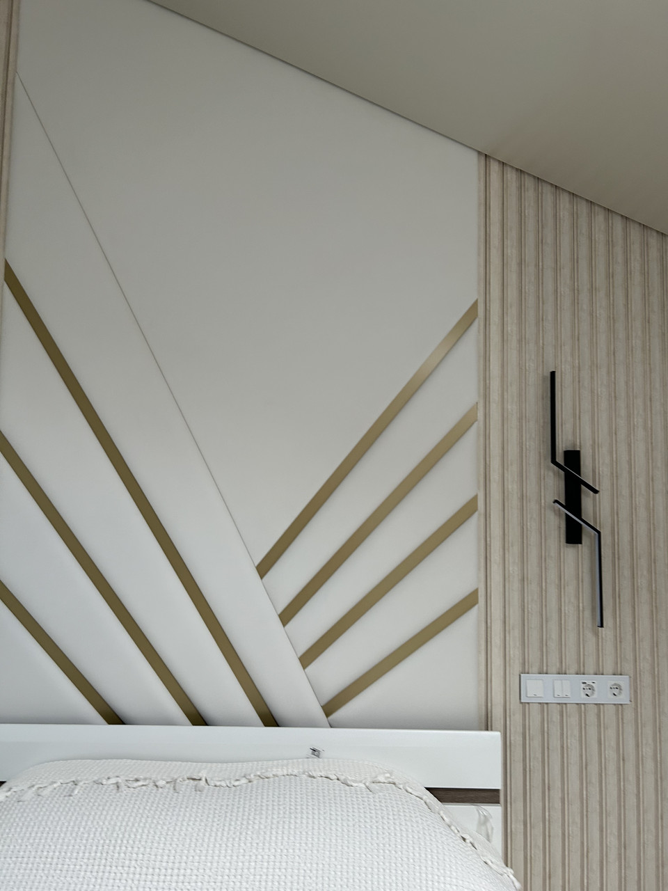 Мʼяка панель з золотими вставками