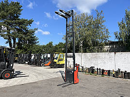 Самохідний електро штабелер Linde L12