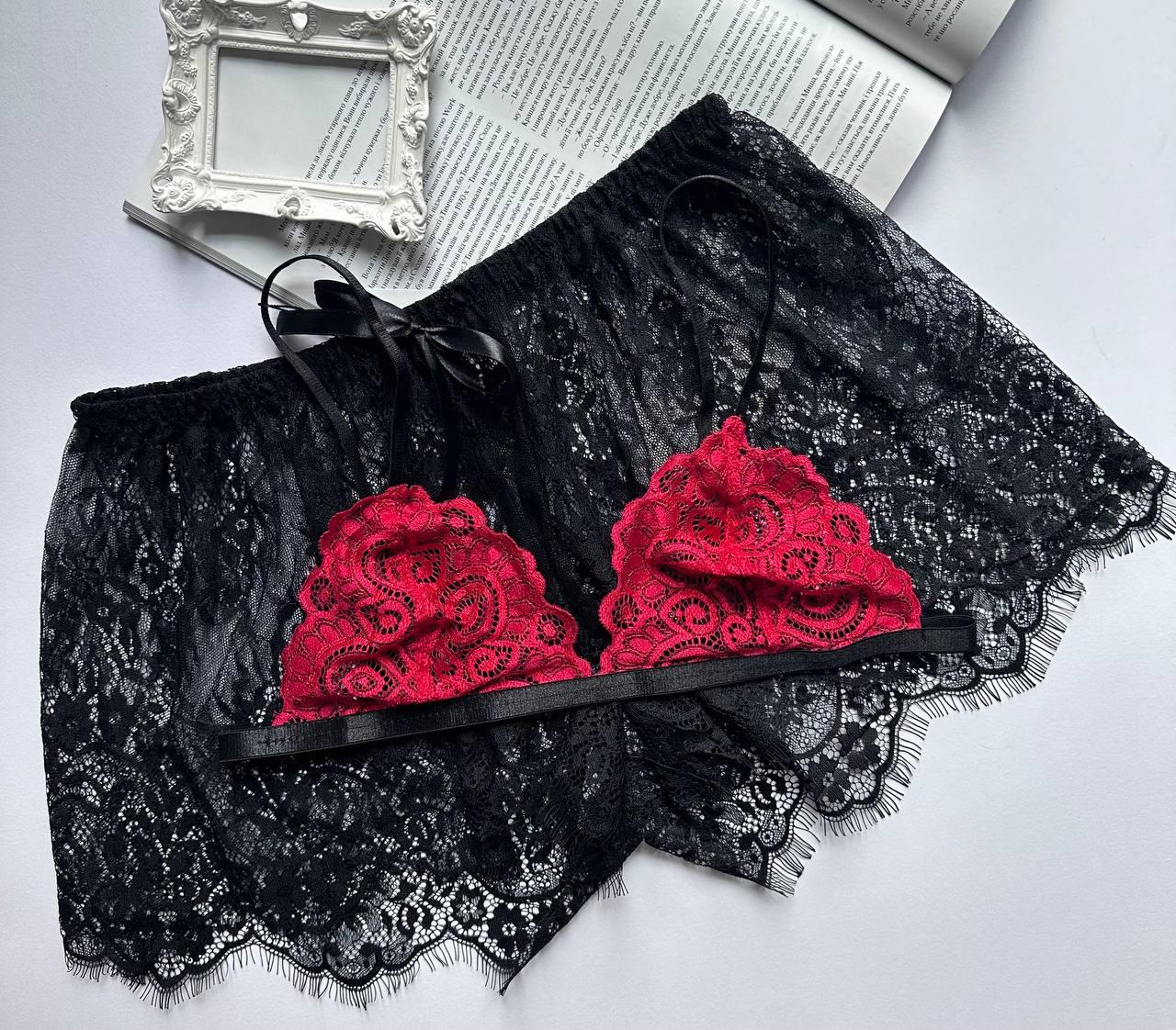 Бюстгальтер і мереживні шорти.
