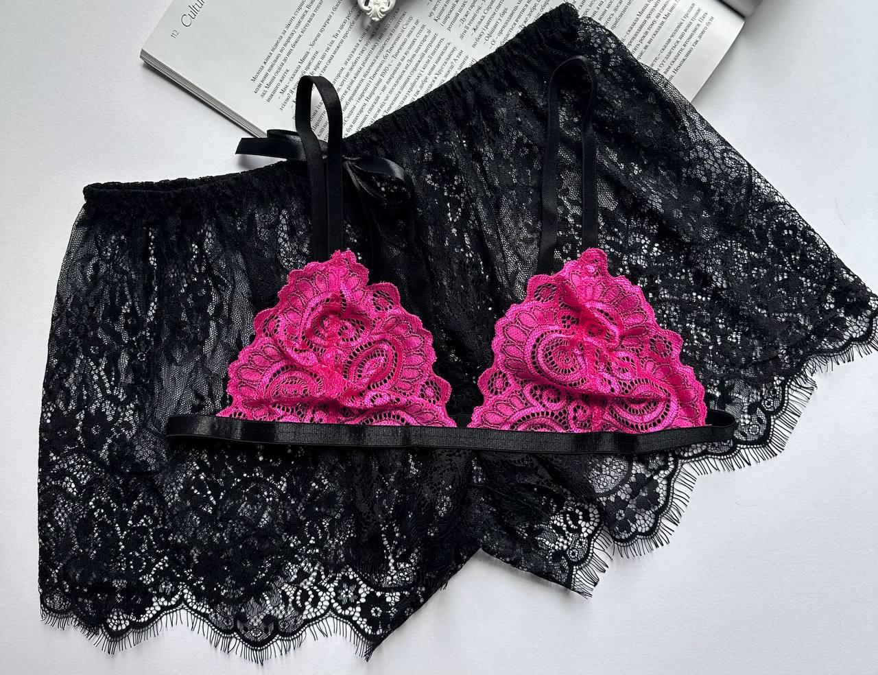 Бюстгальтер і мереживні шорти.