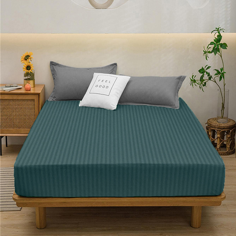 Натяжне бавовняне простирадло бязь на гумці темно - зеленого  кольору (140*200*25) двоспальне однотонне в смужку