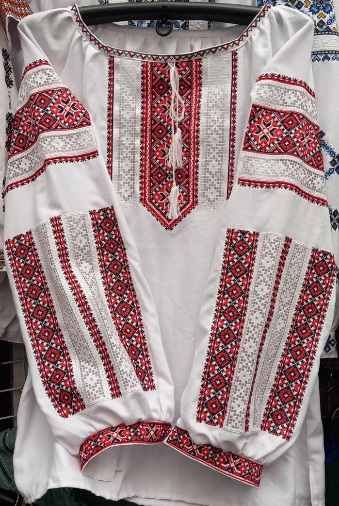 Вишиванка з домотканого полотна прикрашена мереживом та червоно-чорною вишивкою хрестиком розміри від 44 до 64