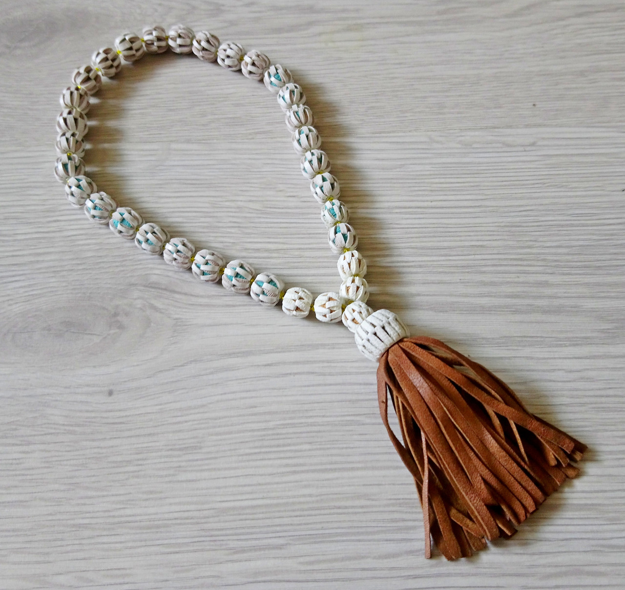 Плетені чотки зі шкіри, ручна робота, 33 намистини.