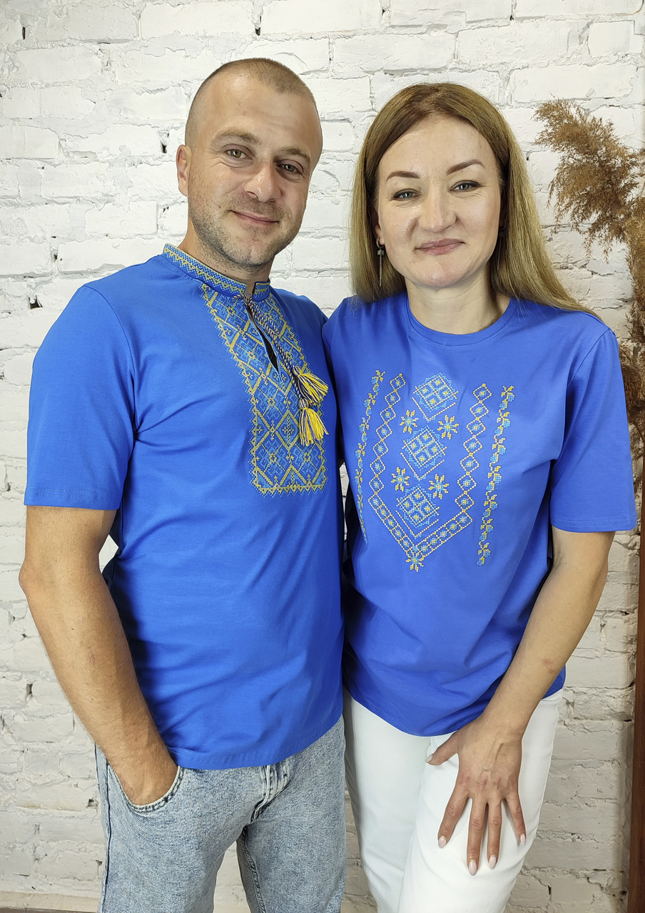 Футболка вишиванка для пари на блакитному полотні вишиті синьо жовтим хрестиком