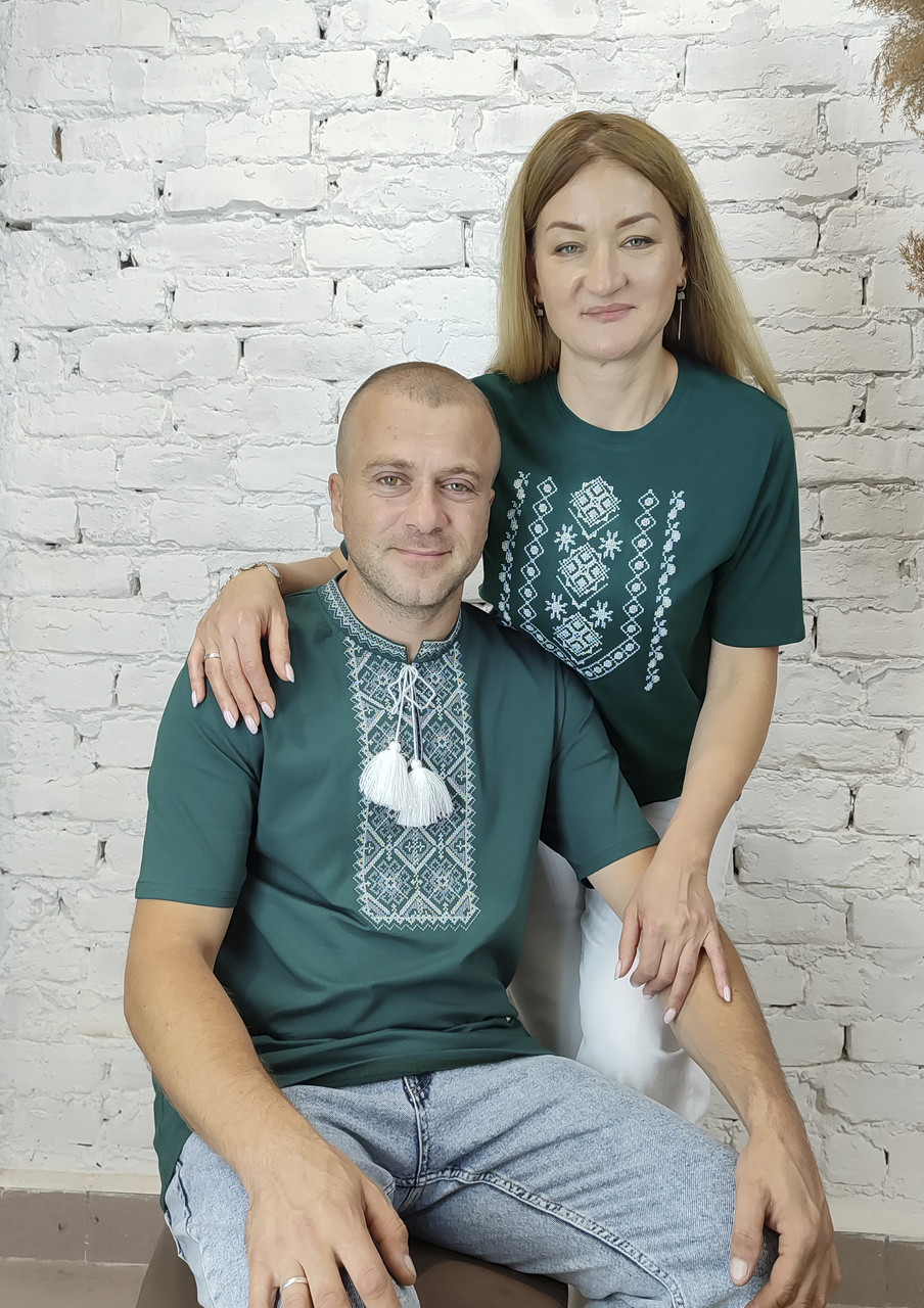 Футболка вишиванка для пари на зеленому полотні вишиті сіро білим хрестиком