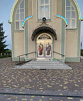 Иконы на булате Святых Сил на фасаде храма