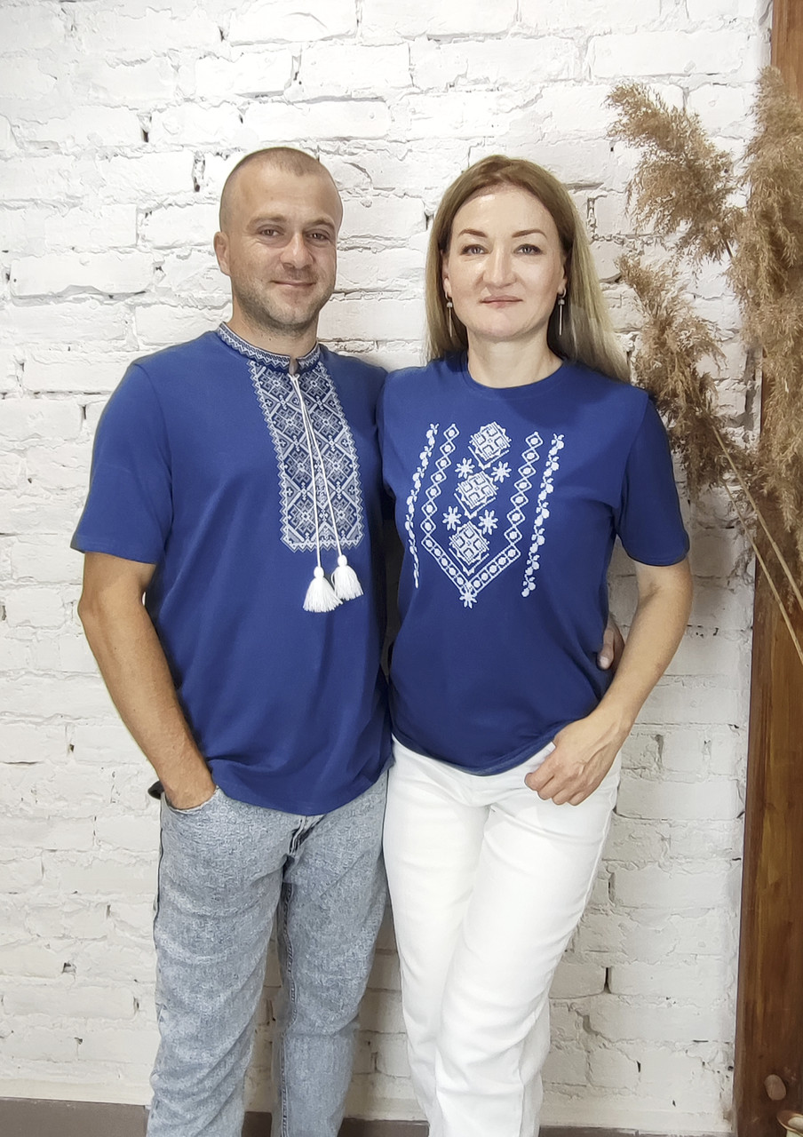 Футболка вишиванка для пари на синьому полотні вишиті біло сірим хрестиком, фото 1