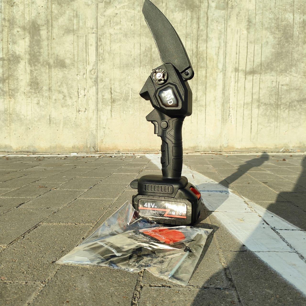 Акумуляторна мініпила 6 дюймів на 2 акумулятори 48 в Chainsaw міні ланцюгова пила акумуляторний сучкоріз