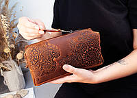 Велика шкіряна косметичка жіноча світло-коричнева з тисненням Квітучий Сад