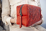 Велика шкіряна косметичка жіноча Червона з тисненням Карпати, фото 4