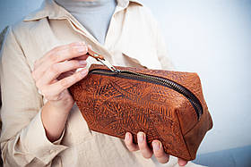 Велика шкіряна косметичка жіноча світло-коричнева з тисненням Карпати