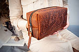 Велика шкіряна косметичка жіноча світло-коричнева з тисненням Карпати, фото 6