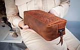 Велика шкіряна косметичка жіноча світло-коричнева з тисненням Карпати, фото 7