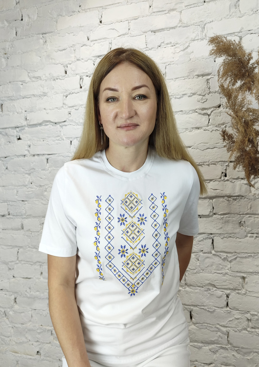 Жіноча футболка вишиванка білого кольору вишита жовто-синім хрестиком.
