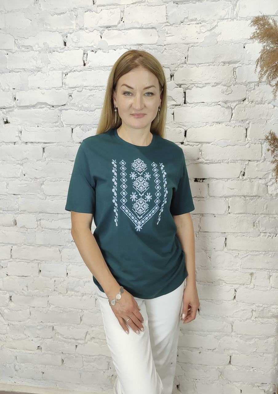 Жіноча футболка вишиванка зеленого кольору вишита біло-блакитним хрестиком, фото 1