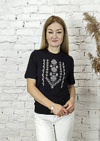 Жіноча футболка вишиванка чорного кольору вишита беживо-білим хрестиком