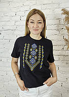 Жіноча футболка вишиванка чорного кольору вишита синьо-жовтим хрестиком