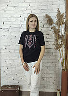 Жіноча футболка вишиванка чорного кольору вишита червоно білим хрестиком