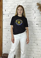 Жіноча футболка чорного кольору вишивка Тризуб вїнок