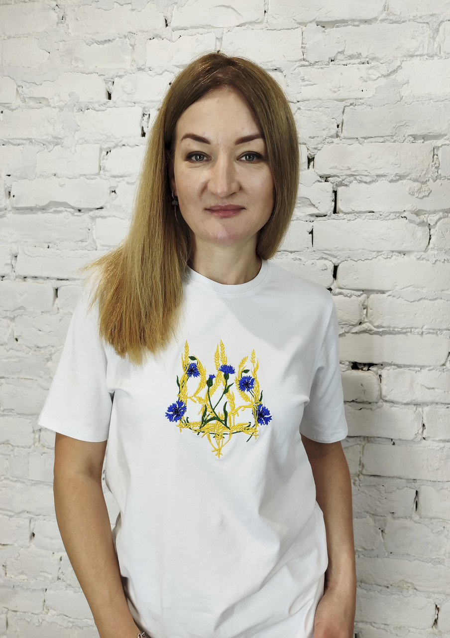Жіноча футболка білого кольору вишивка Тризуб волошка
